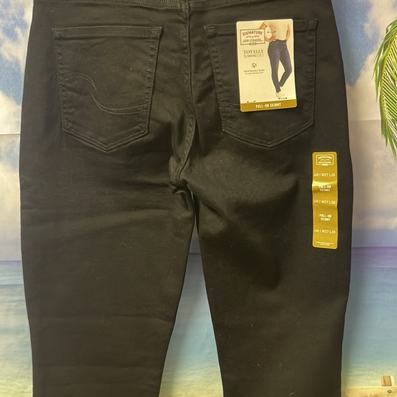- Brand new with tags Woman’s Signature by Levi Strauss pull-on skinny. - Picture 10 of 15